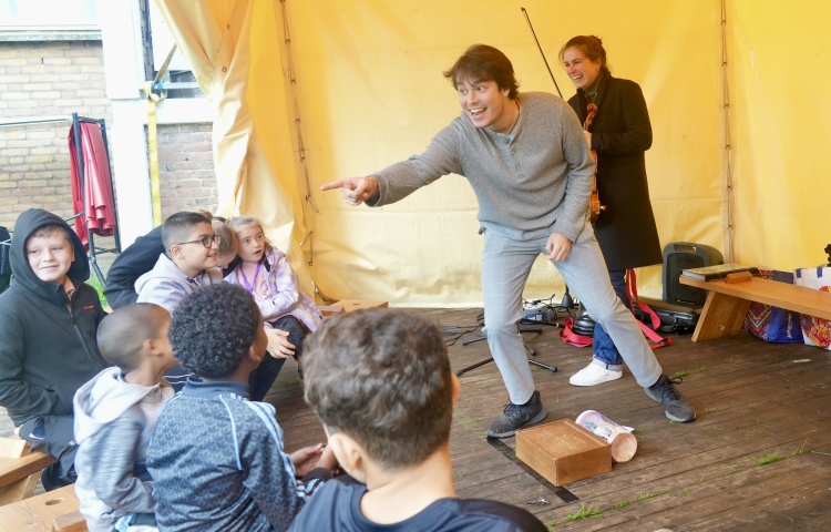 Kinderen kijken naar voorstelling De betovering