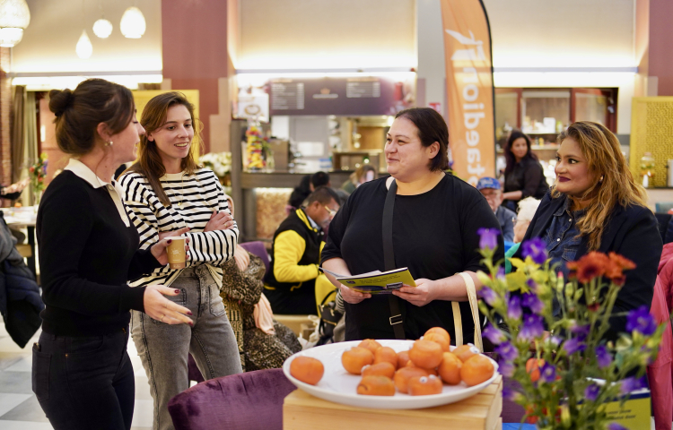 Infomarkt transvaal: vier bezoekers met elkaar in gesprek