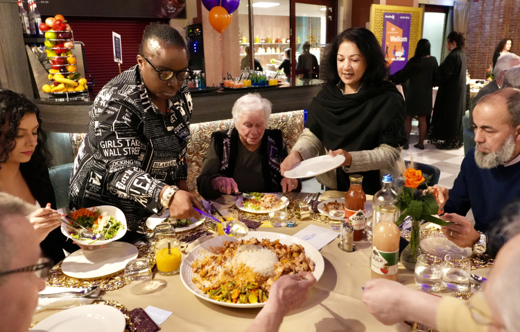 Gasten worden bediend tijdens het ontmoetingsdiner