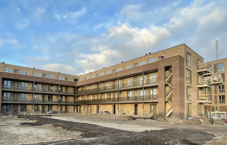 De net opgeleverde Kiemweide. Een gebouw met licht bruine bakstenen