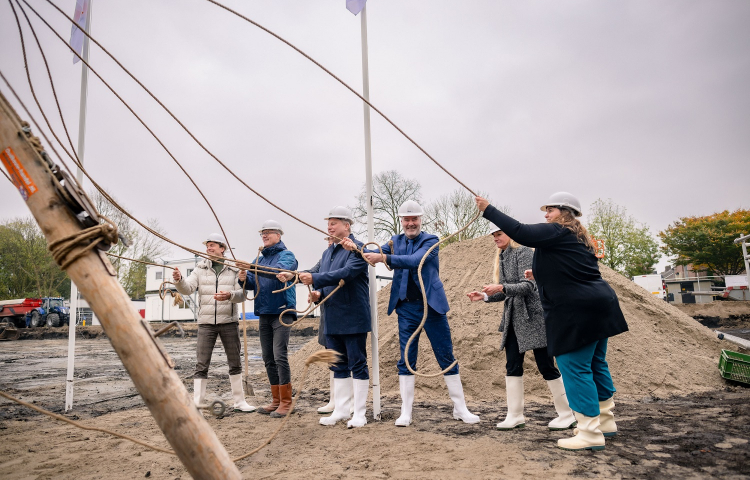 Genodigden slaan de 1e paal van Hart van Nootdorp