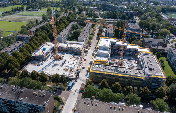Luchtfoto van project Steenzicht in aanbouw met gele hijskraan