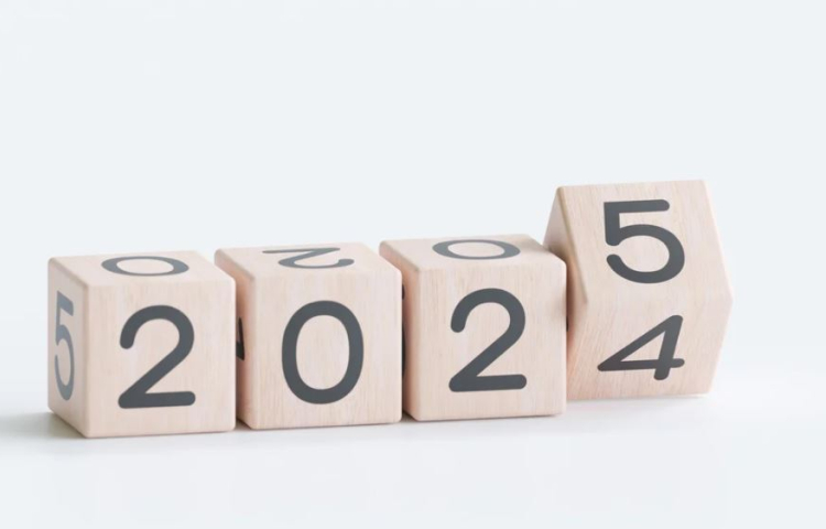 Houten blokjes van cijfers 2024 waarin de 4 verandert in een 5