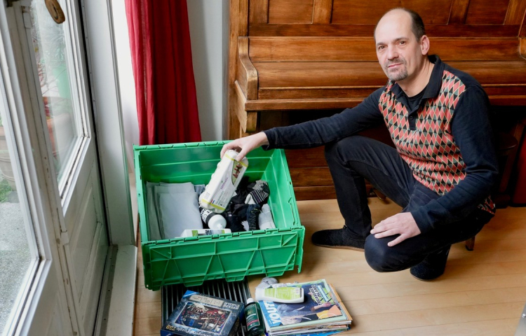 Jelle van spullenbak plaatst een eierdoos in een groene bak