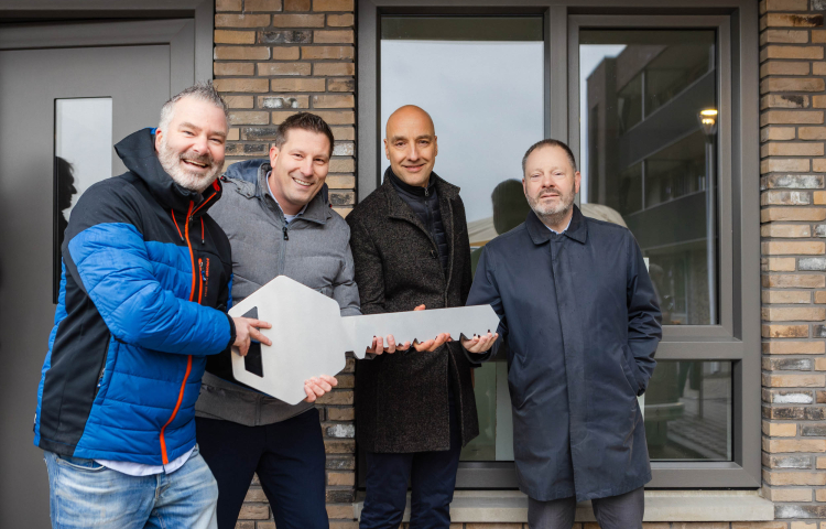 De sleutel van het appartementengebouw wordt in ontvangst genomen