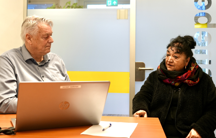Sociaal Raadslieden, een man in gesprek met een bezoeker