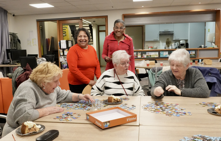 Bea en de andere dames zijn samen aan het puzzelen