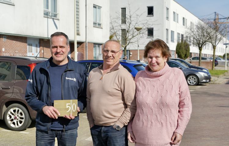 Bert en bewoners met boekje in zijn hand