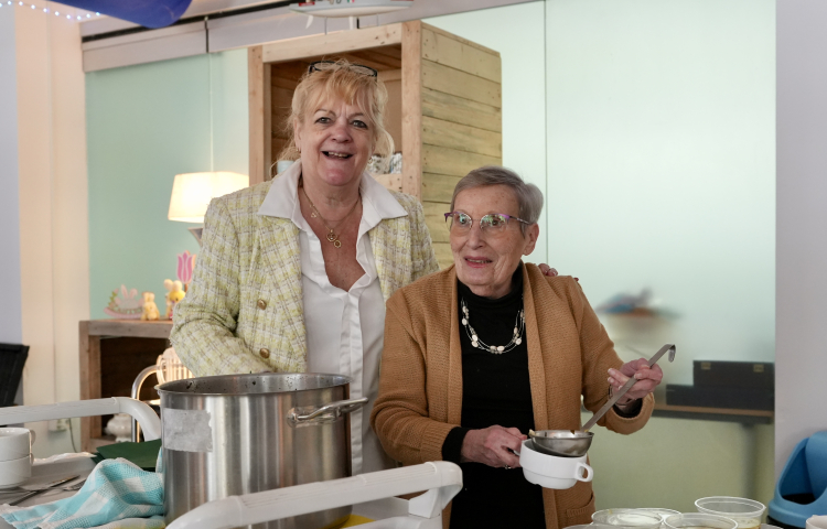 Nancy schenkt soep in met collega bij Verzilveren