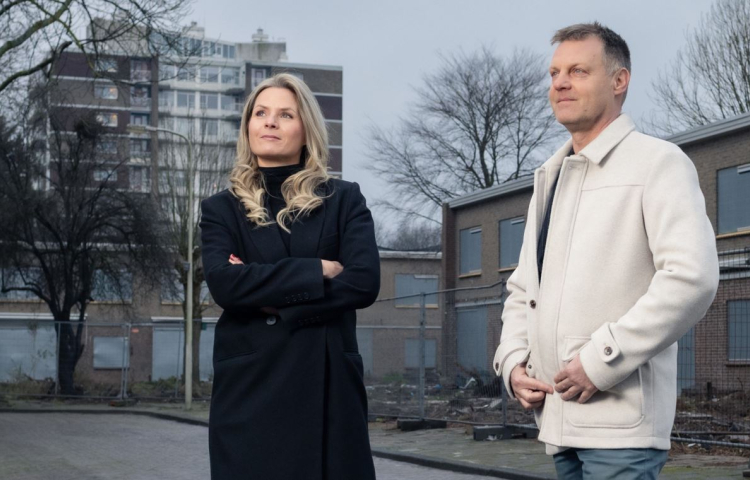 Ester en Gijsbert in gesprek in de wijk