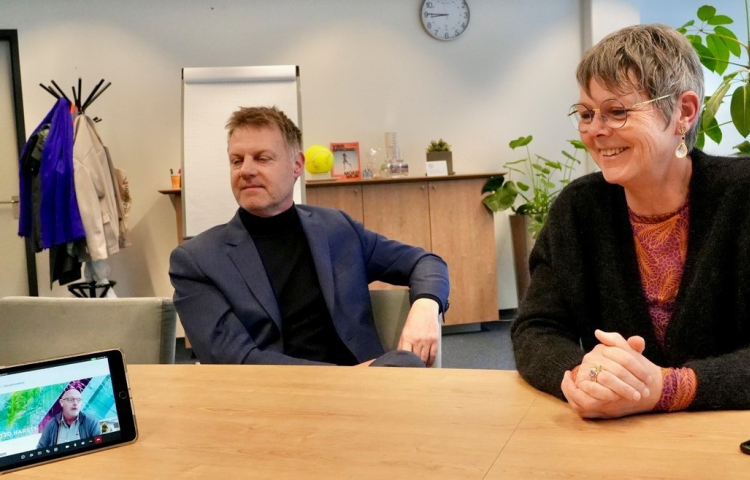 Gijsbert van Herk en Nynke Sijtsma aan tafel digitaal in gesprek met transitiemanager Atto Harsta