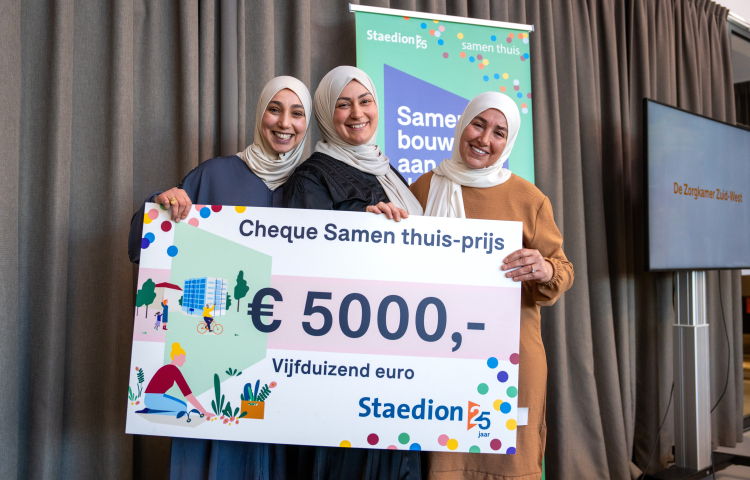 Winnaars Leyla Benali, Zeynep Özdemir en Sevim Ozdemir, oprichters Zorgkamer ZuidWest met de cheque in handen