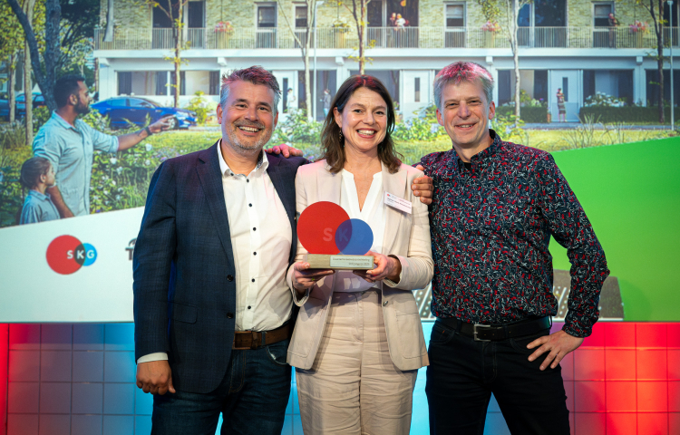 V.l.n.r. Bas Verstijnen (Heijmans), Sylvia Leus (Staedion) en Pieter Birnage (Gemeente Den Haag) op het podium met de prijs in handen