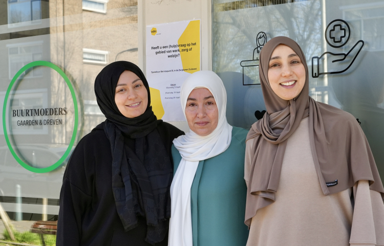 Oprichters Leyla, Sevim en Zeynep van Zorgkamer ZuidWest voor het gebouw