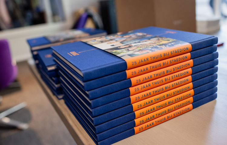een stapel jubileumboeken