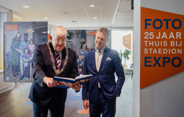 Burgemeester Van Zanen ontvangt het jubileumboek uit handen van Gijsbert van Herk