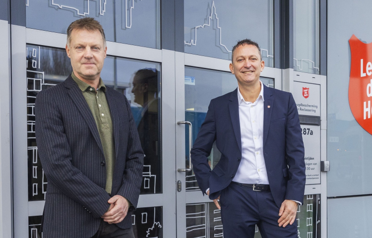 Gijsbert van Herk en Marc Verburg, regiodirecteur Noordwest Leger des Heils