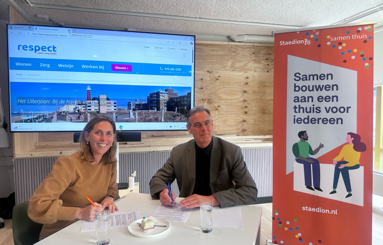 Ondertekening samenwerkingsovereenkomst Marieke Stam, directeur Wonen & Samenleven en K.H. Smilde, raad van bestuur Respect