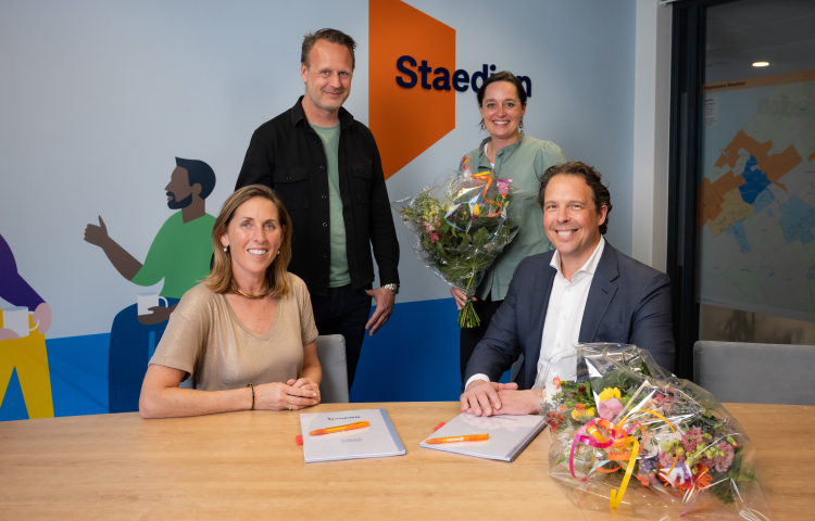 Paul John Vunderink (Staedion), Tine Strous-Delaere (Quiet), Marieke Stam (Staedion) en Evert Wind (Quiet) na ondertekening