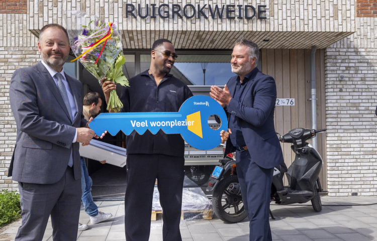 Huurder ontvangt grote sleutel van nieuwe woning in KIEM in Pijnacker