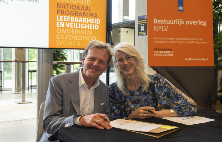 Chris Schaapman (directeur Nationaal Programma Zuidwest) en minister Mona Keijzer ondertekenen de Woontopafspraken