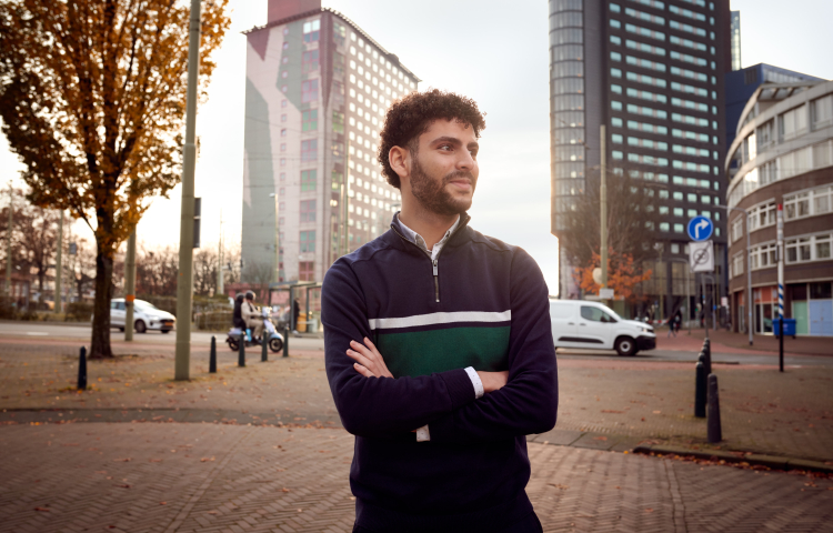 Man met zijn armen over elkaar in Den Haag