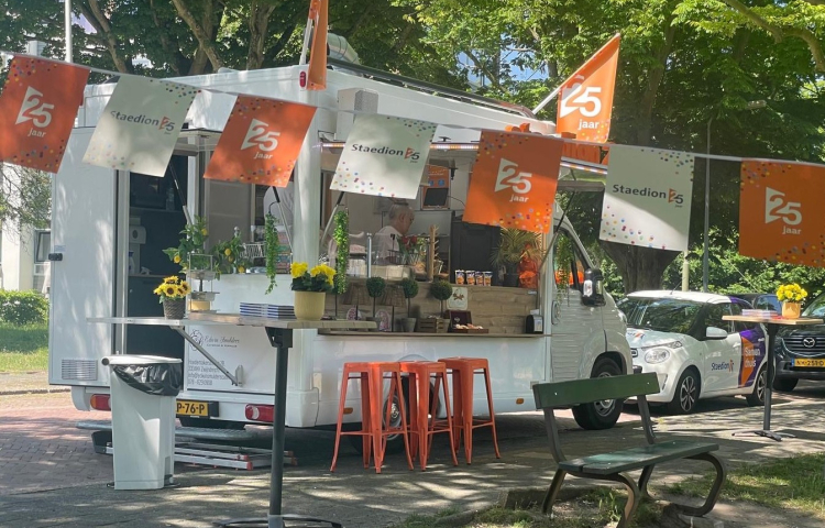 Bus met lekkernijen en feestelijke vlaggen