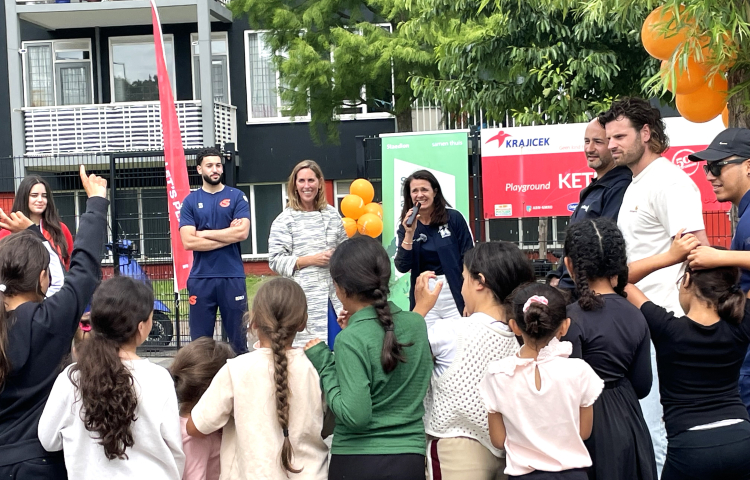 Marieke Stam, directeur Wonen & Samenleven Staedion en Ulrike Insam, directie Krajicek Foundation