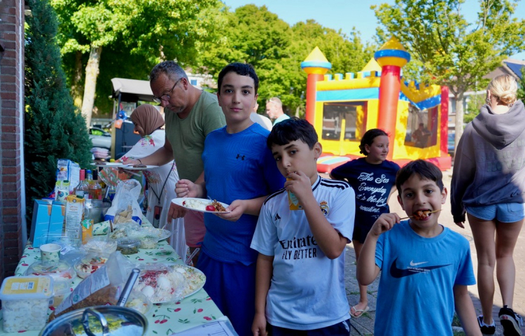 kinderen uit de Steve Bikostraat genieten van het buurtfeestpakket