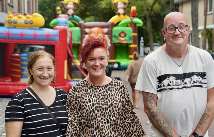 Twee vrouwen en een man voor een springkussen