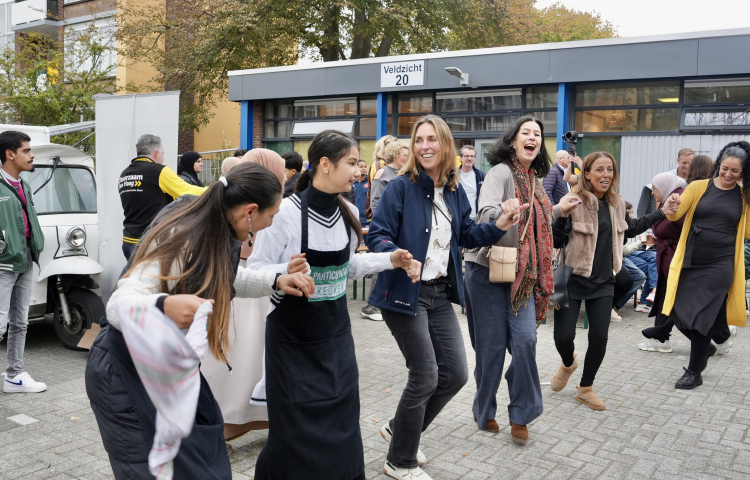 Een groep vrouwen danst op het DGZ feest