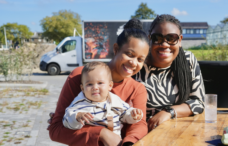 Twee dames met een baby
