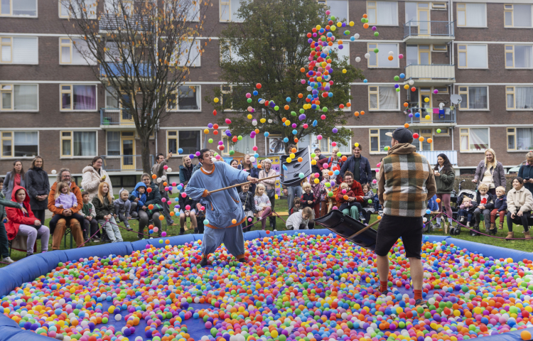 Twee volwassenen gooien ballen in een ballenbak tijdens festival de Betovering