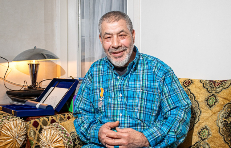 Hassan zit op de bank in zijn woning in Transvaal