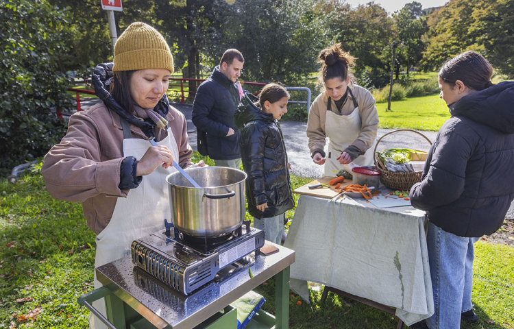 Samen met bewoners wildplukken en soepmaken in het Melis Stokepark