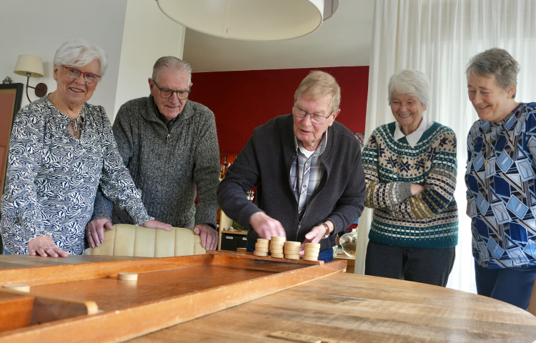Vijf buren uit Ypenburg achter de sjoelbak