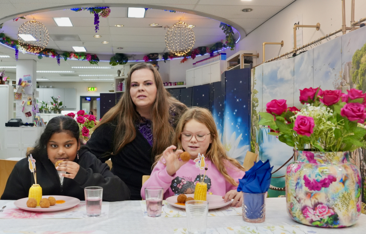 Naomi oprichtster van Lichtpuntjes met twee kinderen in wijkpunt Lichtpuntjes