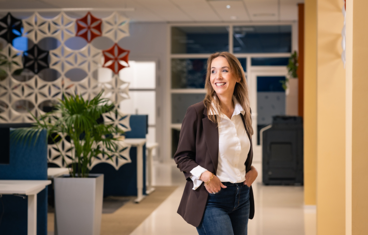 Staedion-collega Kitty in het Staedion kantoor