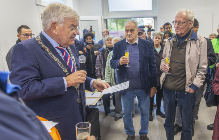 Opening buurthuis door burgemeester van Zanen