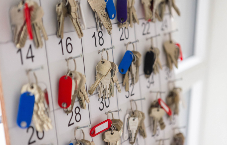 Sleutelbord met meerdere bosjes sleutels