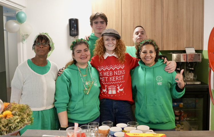 Vrijwilligers van Stichting Quiet poseren voor de foto
