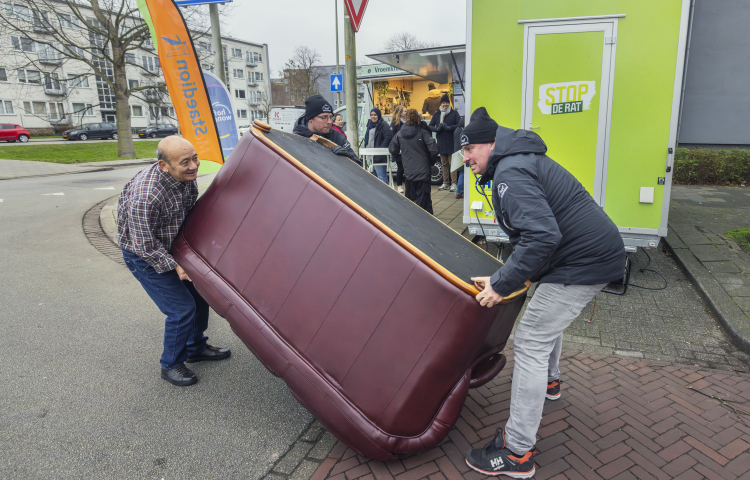 Bank bij het grofvuil opruimactie Morgenstond