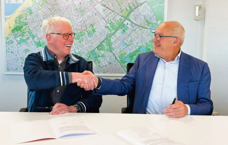 Ruud Klein en Jacques Thielen schudden elkaar de hand na het tekenen van de overeenkomst