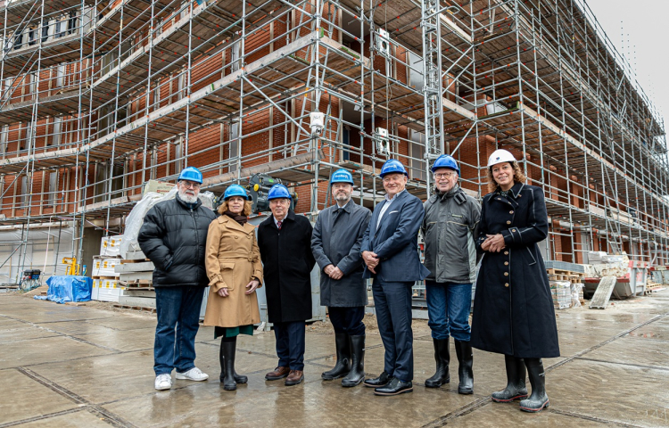 De ondertekenaars staan op de bouwplaats voor het Hart van Nootdorp