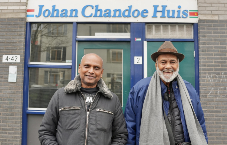 Insjaanali en Karel voor de deur van het Johan Chandoe Huis