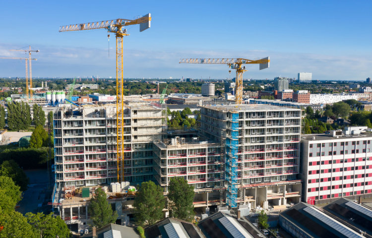 Hijskranen voor flatgebouwen in de Binckhorst in Den Haag