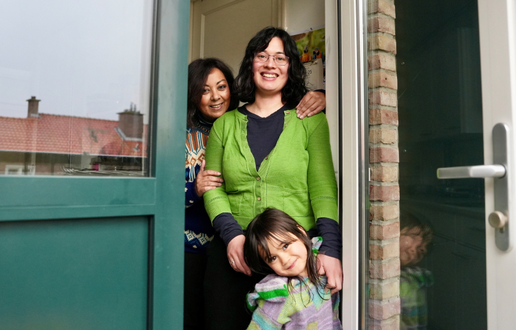 Buren Shanti en Denise met dochtertje in de deuropening
