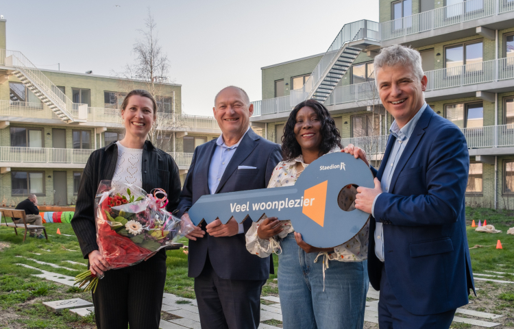 Overhandiging van de eerste sleutel van de nieuwbouw van Steenzicht
