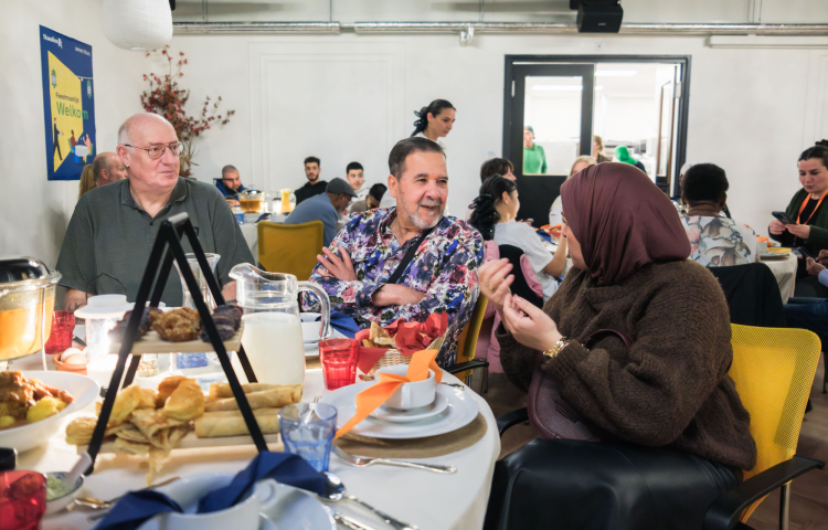 Bewoners genieten van een heerlijke feestmaaltijd op 9 maart