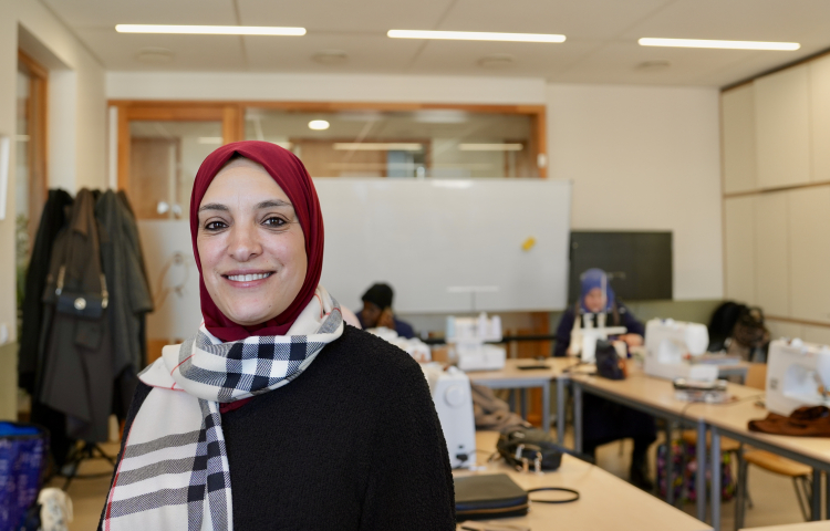 Een dame bij Samen Vooruit tijdens de naailes